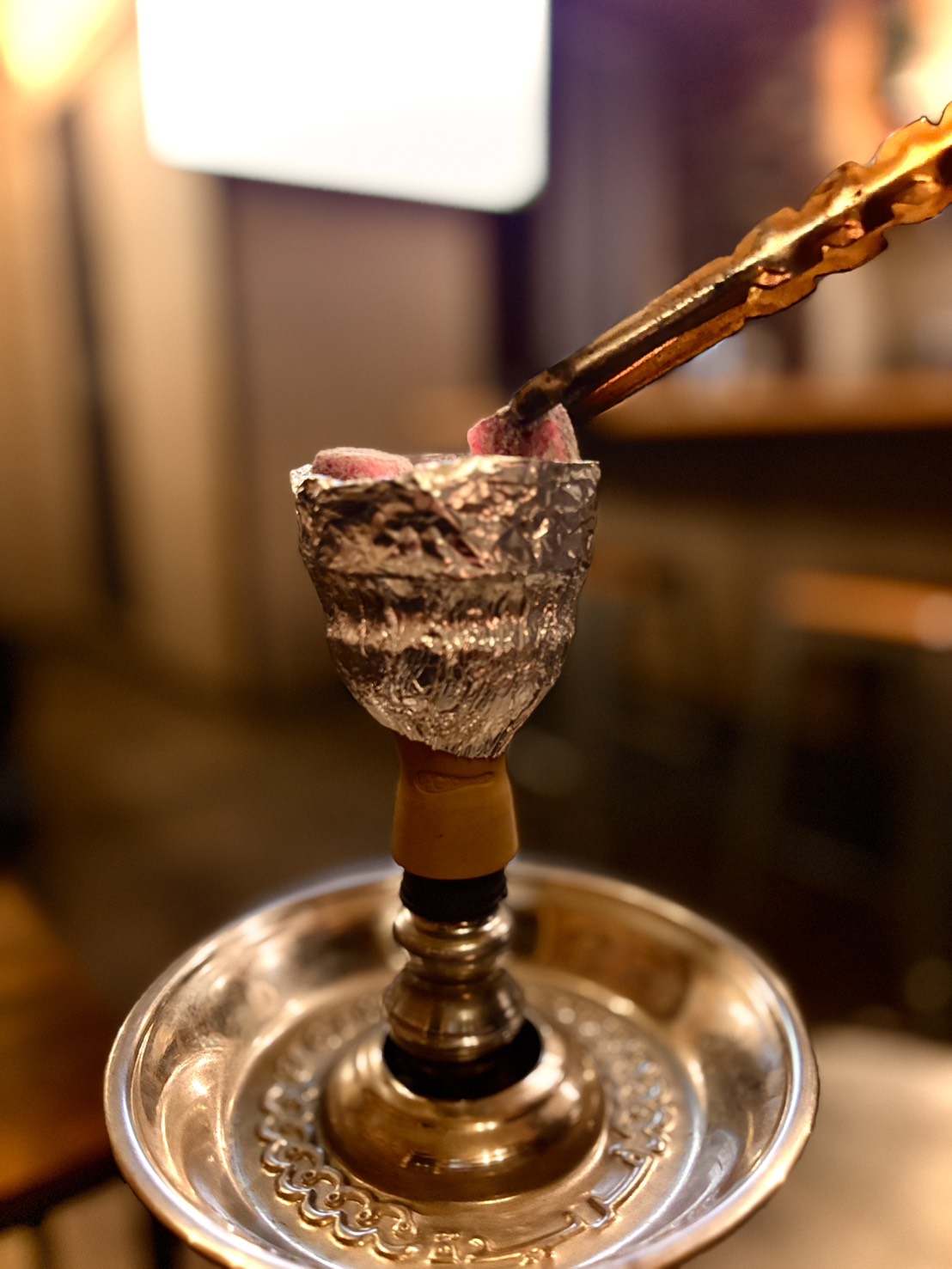 シーシャの炭を交換する様子