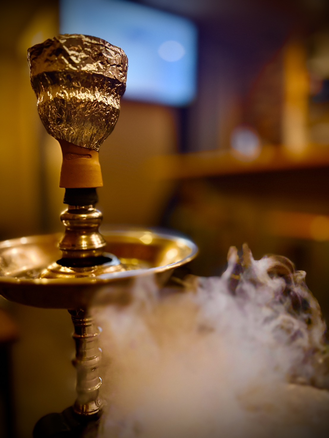 煙が立ち上るシーシャ