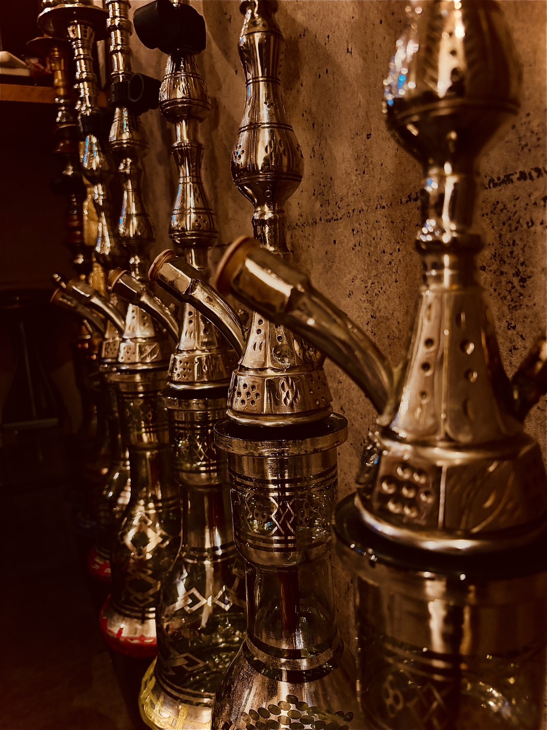 シーシャが並ぶ店内の様子